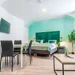 Barrier-Free: 2 Neighboring Apt. Ideal For Groups