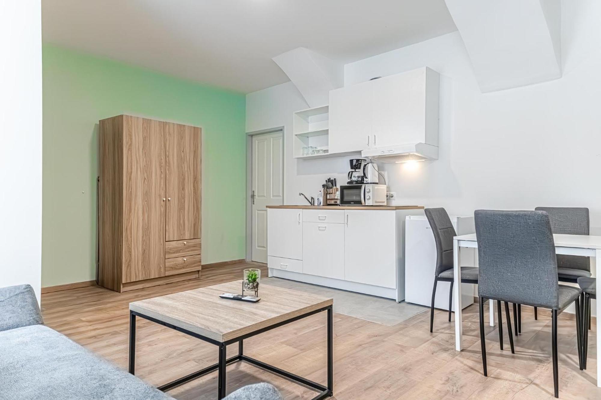 Barrier-free: 2 Neighboring Apt. Ideal For Groups *